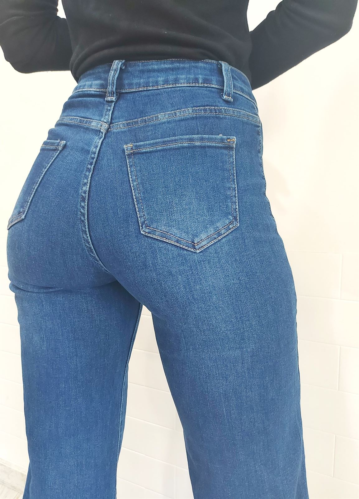 JEANS FLARE BOTONES - Imagen 3