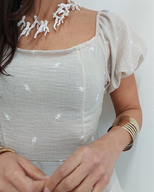VESTIDO BORDADO BEIGE - Imagen 2